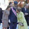 Letizia, Felipe et Sofia échangent discrètement lors de la cérémonie... Le roi Juan Carlos Ier d'Espagne présidait avec son épouse la reine Sofia, son fils le prince Felipe et la princesse Letizia la Journée annuelle des forces armées, le 1er juin 2013 sur la place de la loyauté, à Madrid.