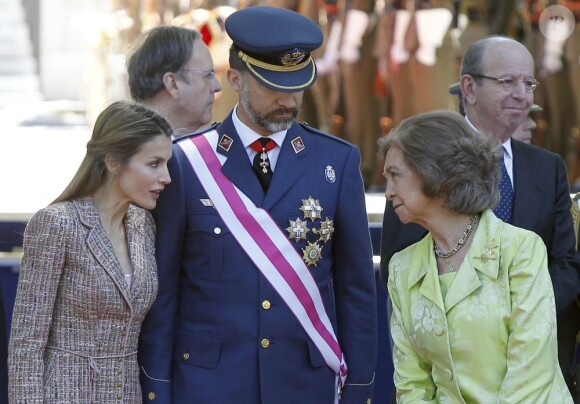 Letizia, Felipe et Sofia échangent discrètement lors de la cérémonie... Le roi Juan Carlos Ier d'Espagne présidait avec son épouse la reine Sofia, son fils le prince Felipe et la princesse Letizia la Journée annuelle des forces armées, le 1er juin 2013 sur la place de la loyauté, à Madrid.