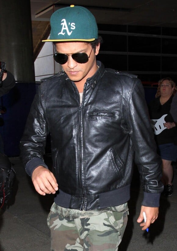 Bruno Mars à l'aéroport LAX de Los Angeles, le 31 mai 2013.