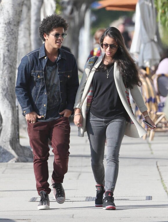Bruno Mars et sa petite amie Jessica Caban dans les rues de Los Angeles, le 18 mars 2013.