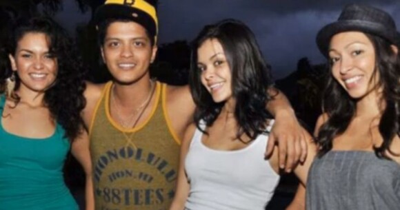 Bruno Mars en compagnie de ses soeurs, The Lylas.