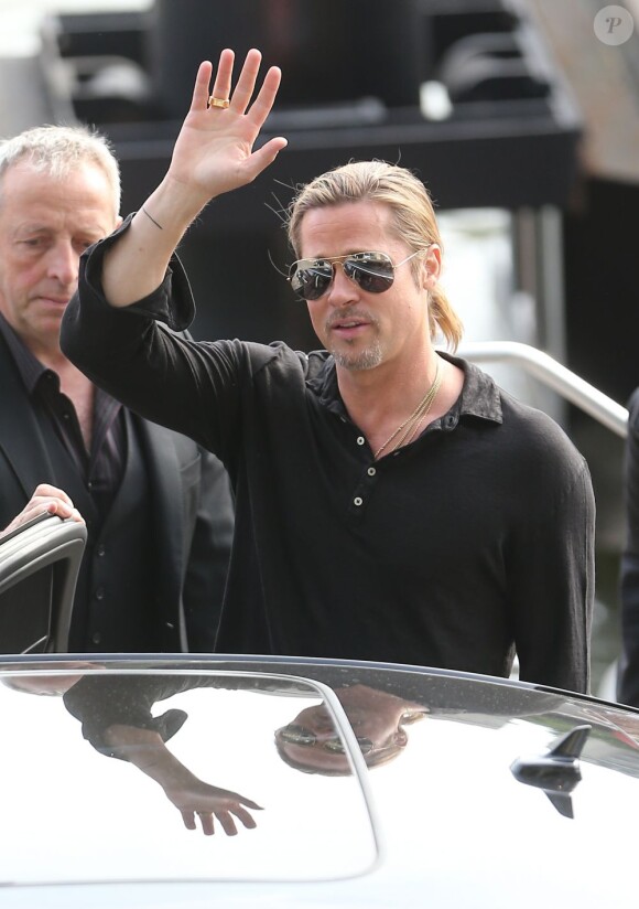 Brad Pitt a donné une interview sur un bateau de la compagnie "Les Yachts de Paris" à l'occasion de la promotion de son film "World War Z" le 3 juin 2013