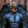 Michael Keaton en costume de super-héros sur le tournage de Birdman à New York, le 1er juin 2013.