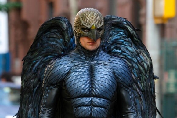 Michael Keaton en costume de super-héros sur le tournage de Birdman à New York, le 1er juin 2013.