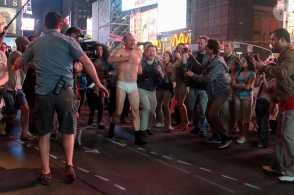 Michael Keaton en slip sur Times Square pour le tournage de Birdman à New York, le 1er juin 2013.