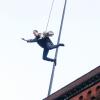 Michael Keaton saute d'immeuble pour le tournage de Birdman à New York, le 31 mai 2013.