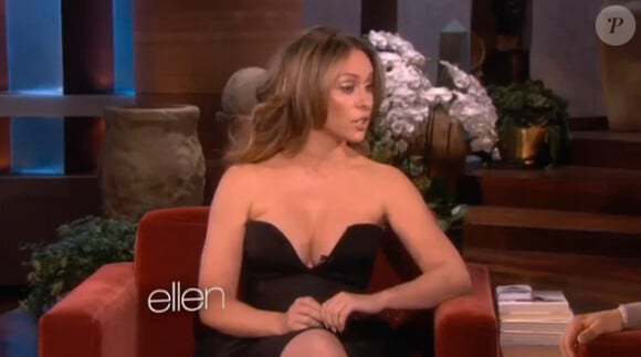 Jennifer Love Hewitt très sexy sur le plateau de The Ellen DeGeneres Show co-présenté par Matthew Perry