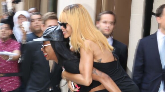 Rihanna : Ultrachic et rigolote elle quitte Paris sur le dos de sa BFF !