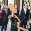 La chanteuse Rihanna quitte son hotel sur le dos de sa BFF, Melissa Forde, à Paris le 5 juin 2013.