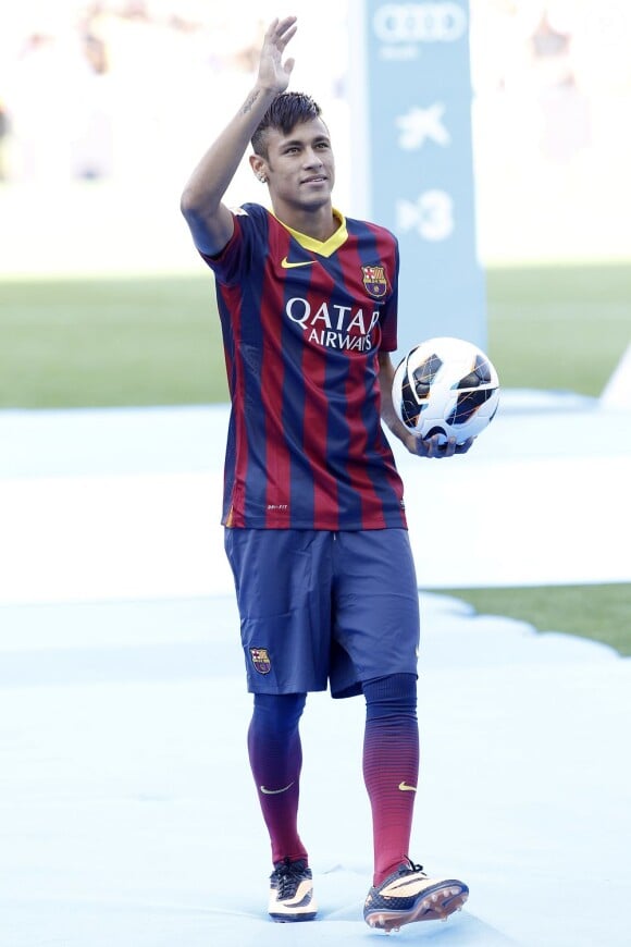 Neymar présenté en tant que nouveau joueur du FC Barcelone au Camp Nou à Barcelone, le 3 juin 2013.