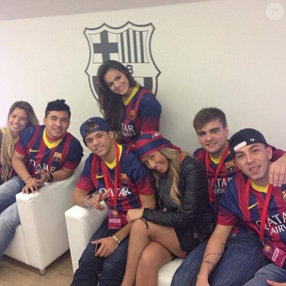 Bruna Marquezine, la compagne du footballeur Neymar et quelques amis à Barcelone le 3 juin 2013 pour la présentation du joueur aux supporters du FC Barcelone.