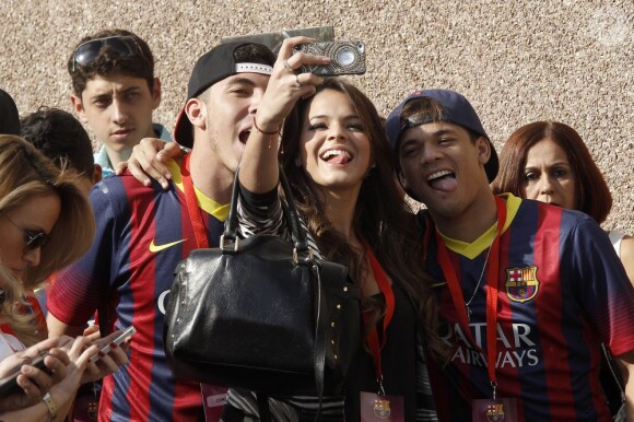 Bruna Marquezine, la compagne du footballeur Neymar et deux amis à Barcelone le 3 juin 2013 pour la présentation du joueur aux supporters du FC Barcelone.