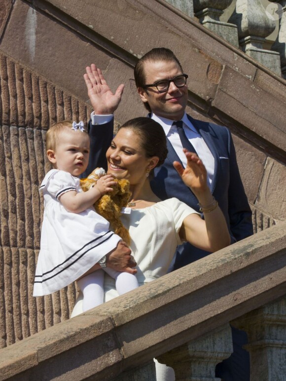 La princesse Victoria de Suède, le prince Daniel et leur fille de 15 mois la princesse Estelle inauguraient le 6 juin 2013 à 10 heures la traditionnelle journée portes ouvertes du palais royal à Stockholm, à l'occasion de la Fête nationale 2013.