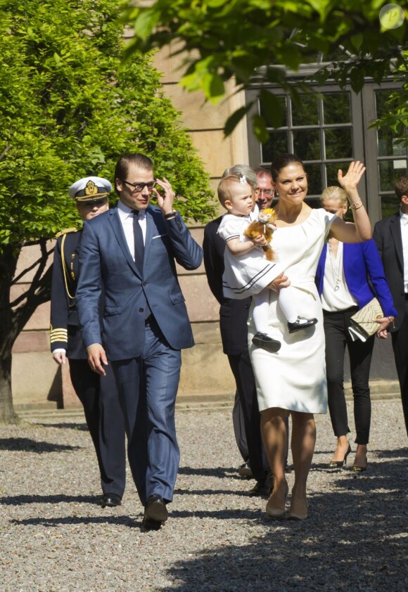 La princesse Victoria de Suède, le prince Daniel et leur fille de 15 mois la princesse Estelle inauguraient le 6 juin 2013 à 10 heures la traditionnelle journée portes ouvertes du palais royal à Stockholm, à l'occasion de la Fête nationale 2013.