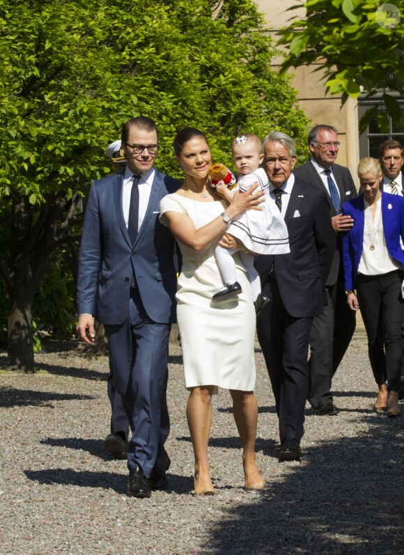 La princesse Victoria de Suède, le prince Daniel et leur fille de 15 mois la princesse Estelle inauguraient le 6 juin 2013 à 10 heures la traditionnelle journée portes ouvertes du palais royal à Stockholm, à l'occasion de la Fête nationale 2013.