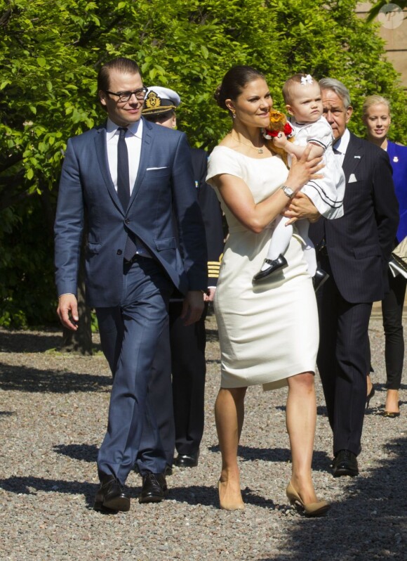 La princesse Victoria de Suède, le prince Daniel et leur fille de 15 mois la princesse Estelle inauguraient le 6 juin 2013 à 10 heures la traditionnelle journée portes ouvertes du palais royal à Stockholm, à l'occasion de la Fête nationale 2013.