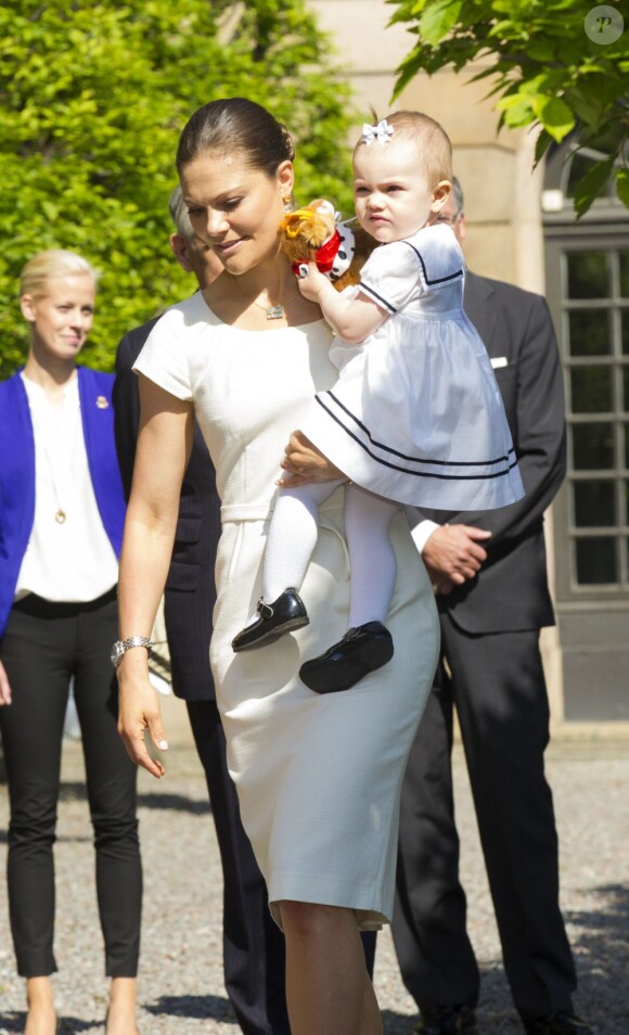 La princesse Victoria de Suède, le prince Daniel et leur fille de 15 mois la princesse Estelle inauguraient le 6 juin 2013 à 10 heures la traditionnelle journée portes ouvertes du palais royal à Stockholm, à l'occasion de la Fête nationale 2013.