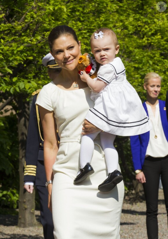 La princesse Victoria de Suède, le prince Daniel et leur fille de 15 mois la princesse Estelle inauguraient le 6 juin 2013 à 10 heures la traditionnelle journée portes ouvertes du palais royal à Stockholm, à l'occasion de la Fête nationale 2013.