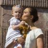 Estelle concentrée, dans les bras de sa maman... La princesse Victoria de Suède, le prince Daniel et leur fille de 15 mois la princesse Estelle inauguraient le 6 juin 2013 à 10 heures la traditionnelle journée portes ouvertes du palais royal à Stockholm, à l'occasion de la Fête nationale 2013.