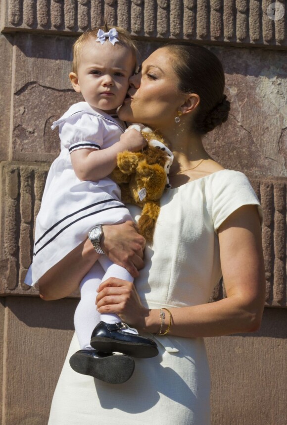 Estelle concentrée, dans les bras de sa maman... La princesse Victoria de Suède, le prince Daniel et leur fille de 15 mois la princesse Estelle inauguraient le 6 juin 2013 à 10 heures la traditionnelle journée portes ouvertes du palais royal à Stockholm, à l'occasion de la Fête nationale 2013.