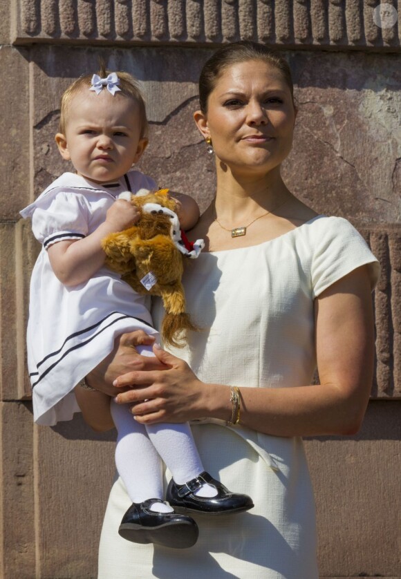 La princesse Victoria de Suède, le prince Daniel et leur fille de 15 mois la princesse Estelle inauguraient le 6 juin 2013 à 10 heures la traditionnelle journée portes ouvertes du palais royal à Stockholm, à l'occasion de la Fête nationale 2013.