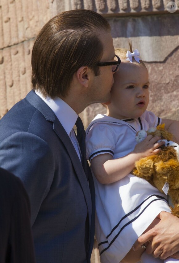 La princesse Victoria de Suède, le prince Daniel et leur fille de 15 mois la princesse Estelle inauguraient le 6 juin 2013 à 10 heures la traditionnelle journée portes ouvertes du palais royal à Stockholm, à l'occasion de la Fête nationale 2013.