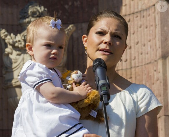 La princesse Victoria de Suède, le prince Daniel et leur fille de 15 mois la princesse Estelle inauguraient le 6 juin 2013 à 10 heures la traditionnelle journée portes ouvertes du palais royal à Stockholm, à l'occasion de la Fête nationale 2013.