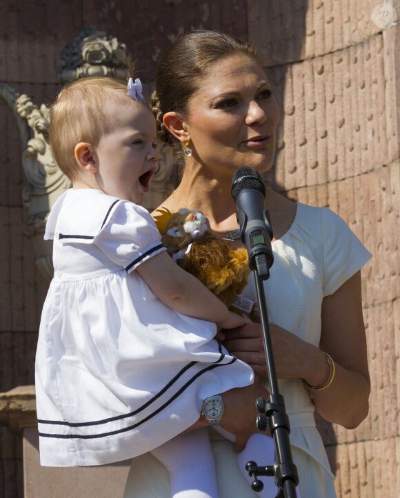 La princesse Victoria de Suède, le prince Daniel et leur fille de 15 mois la princesse Estelle inauguraient le 6 juin 2013 à 10 heures la traditionnelle journée portes ouvertes du palais royal à Stockholm, à l'occasion de la Fête nationale 2013.