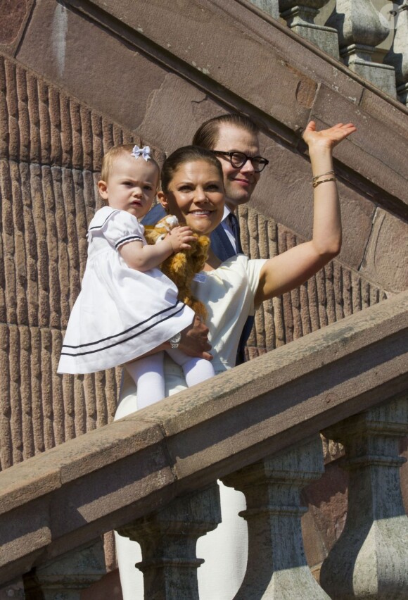 La princesse Victoria de Suède, le prince Daniel et leur fille de 15 mois la princesse Estelle inauguraient le 6 juin 2013 à 10 heures la traditionnelle journée portes ouvertes du palais royal à Stockholm, à l'occasion de la Fête nationale 2013.