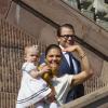 La princesse Victoria de Suède, le prince Daniel et leur fille de 15 mois la princesse Estelle inauguraient le 6 juin 2013 à 10 heures la traditionnelle journée portes ouvertes du palais royal à Stockholm, à l'occasion de la Fête nationale 2013.