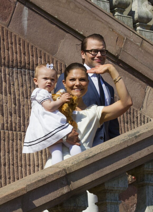 La princesse Victoria de Suède, le prince Daniel et leur fille de 15 mois la princesse Estelle inauguraient le 6 juin 2013 à 10 heures la traditionnelle journée portes ouvertes du palais royal à Stockholm, à l'occasion de la Fête nationale 2013.