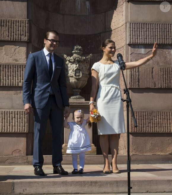 La princesse Victoria de Suède, le prince Daniel et leur fille de 15 mois la princesse Estelle inauguraient le 6 juin 2013 à 10 heures la traditionnelle journée portes ouvertes du palais royal à Stockholm, à l'occasion de la Fête nationale 2013.