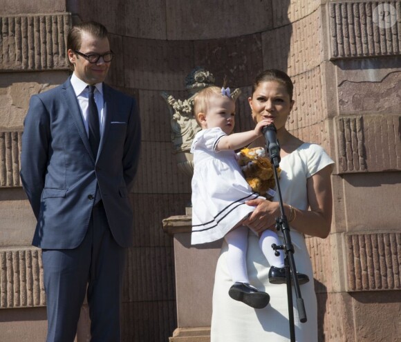 La princesse Victoria de Suède, le prince Daniel et leur fille de 15 mois la princesse Estelle inauguraient le 6 juin 2013 à 10 heures la traditionnelle journée portes ouvertes du palais royal à Stockholm, à l'occasion de la Fête nationale 2013.