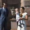 La princesse Victoria de Suède, le prince Daniel et leur fille de 15 mois la princesse Estelle inauguraient le 6 juin 2013 à 10 heures la traditionnelle journée portes ouvertes du palais royal à Stockholm, à l'occasion de la Fête nationale 2013.