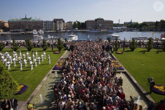 La princesse Victoria de Suède, le prince Daniel et leur fille de 15 mois la princesse Estelle inauguraient le 6 juin 2013 à 10 heures la traditionnelle journée portes ouvertes du palais royal à Stockholm, à l'occasion de la Fête nationale 2013.