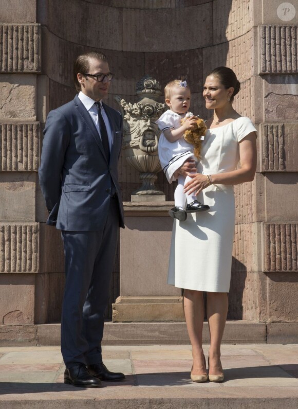 La princesse Victoria de Suède, le prince Daniel et leur fille de 15 mois la princesse Estelle inauguraient le 6 juin 2013 à 10 heures la traditionnelle journée portes ouvertes du palais royal à Stockholm, à l'occasion de la Fête nationale 2013.