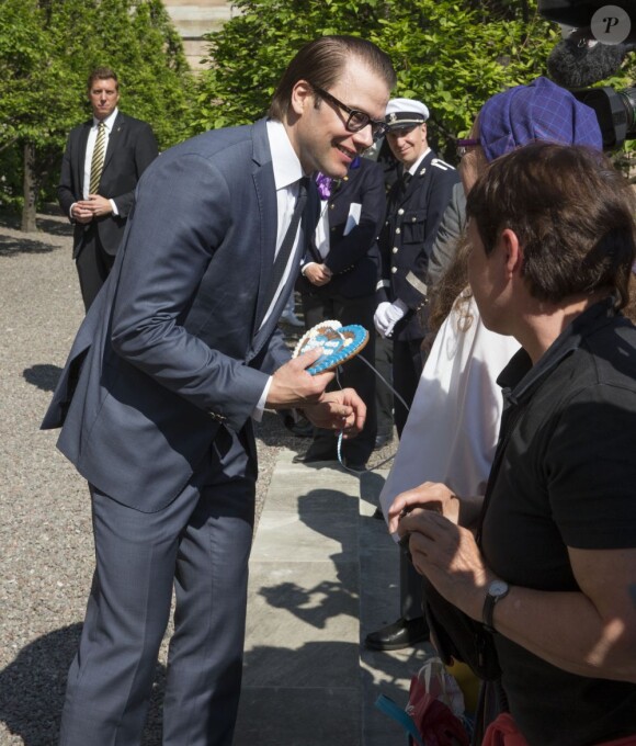 La princesse Victoria de Suède, le prince Daniel et leur fille de 15 mois la princesse Estelle inauguraient le 6 juin 2013 à 10 heures la traditionnelle journée portes ouvertes du palais royal à Stockholm, à l'occasion de la Fête nationale 2013.