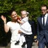 La princesse Victoria de Suède, le prince Daniel et leur fille de 15 mois la princesse Estelle inauguraient le 6 juin 2013 à 10 heures la traditionnelle journée portes ouvertes du palais royal à Stockholm, à l'occasion de la Fête nationale 2013.