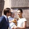 Victoria et Daniel de Suède, avec leur adorable fille de 15 mois la princesse Estelle, inauguraient le 6 juin 2013 à 10 heures la traditionnelle journée portes ouvertes du palais royal à Stockholm, à l'occasion de la Fête nationale 2013.