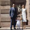 La princesse Victoria, le prince Daniel et leur fille de 15 mois la princesse Estelle de Suède inauguraient le 6 juin 2013 à 10 heures la traditionnelle journée portes ouvertes du palais royal à Stockholm, à l'occasion de la Fête nationale 2013.
