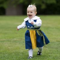 Princesse Estelle, 1 an: Reine de la Fête nationale 2013 avec Victoria et Daniel