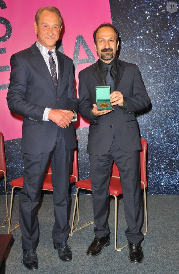 Bertrand Delanoë et Ashgar Farhadi lors de la remise au cinéaste iranien de la médaille Grand Vermeil de la Ville de Paris par le maire Bertrand Delanoë à Paris le 6 juin 2013