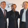 Bertrand Delanoe, Ashgar Farhadi et Contantin Costa-Gavras lors de la remise au cinéaste iranien de la médaille Grand Vermeil de la Ville de Paris par le maire Bertrand Delanoë à Paris le 6 juin 2013