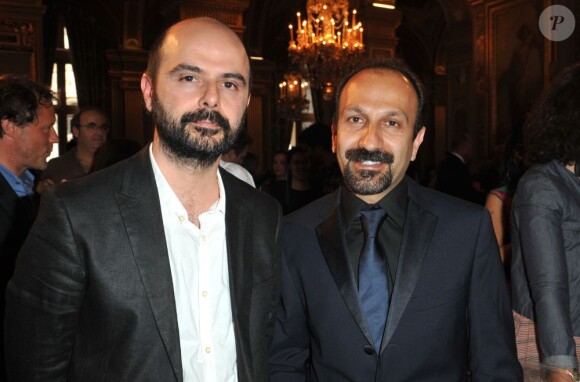 Le réalisateur Ashgar Farhadi et son acteur Ali Mosaffa lors de la remise au cinéaste iranien de la médaille Grand Vermeil de la Ville de Paris par le maire Bertrand Delanoë à Paris le 6 juin 2013