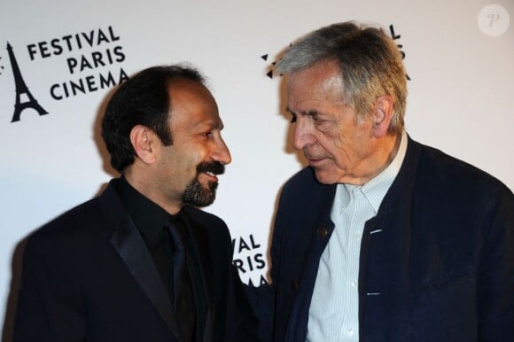 Ashgar Farhadi et Constantin Costa-Gavras lors de la remise au cinéaste iranien de la médaille Grand Vermeil de la Ville de Paris par le maire Bertrand Delanoë à Paris le 6 juin 2013