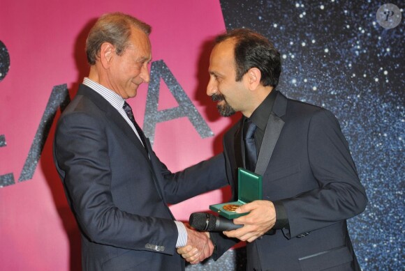 Bertrand Delanoe et Ashgar Farhadi (scenariste et realisateur Iranien) - Ashgar Farhadi recoit la medaille Grand Vermeil de la Ville de Paris par le maire Bertrand Delanoe a Paris le 6 juin 2013.