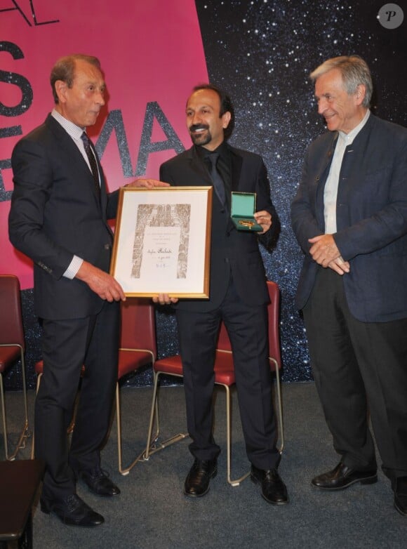Bertrand Delanoe, Ashgar Farhadi (scenariste et realisateur Iranien) et Contantin Costa Gavras - Ashgar Farhadi recoit la medaille Grand Vermeil de la Ville de Paris par le maire Bertrand Delanoe a Paris le 6 juin 2013.