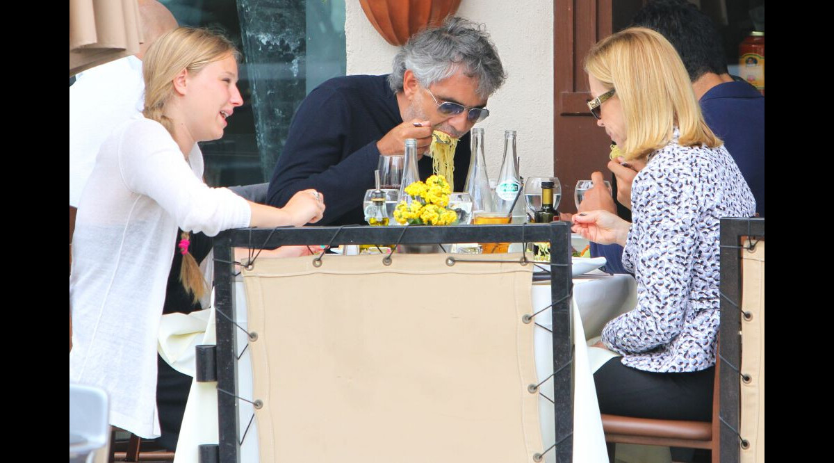 Andrea Bocelli : Très fier entouré de sa fiancée et ses enfants sur leur 31  - Purepeople