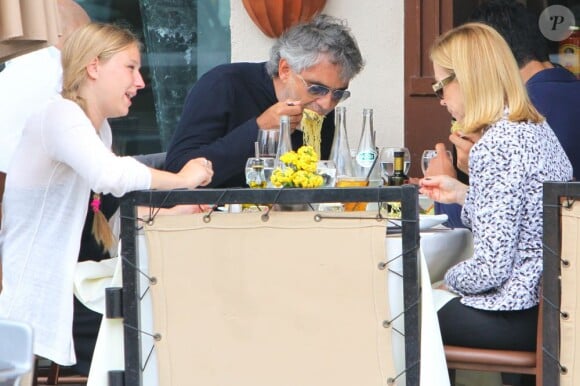 Andrea Bocelli et sa famille déjeunent à Beverly Hills le 6 juin 2013.
