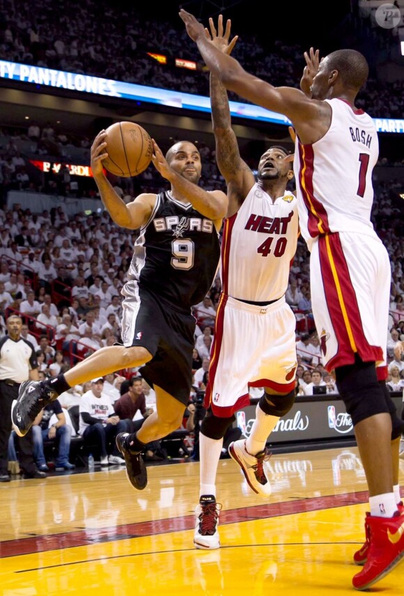 Tony Parker a déroulé face à la défense du Heat de Miami lors du premier match de la finale NBA à l'AmericanAirlines Arena de Miami le 6 juin 2013